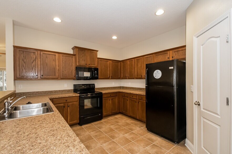 Building Photo - 12100 Hayden Lakes Cir