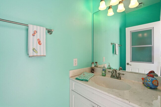 Building Photo - 3011 Pine Tree Dr