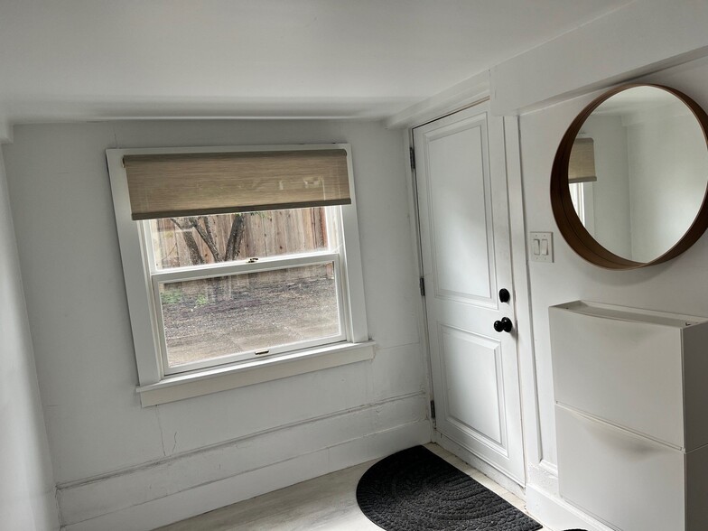 Building Photo - 612 Stannage Ave