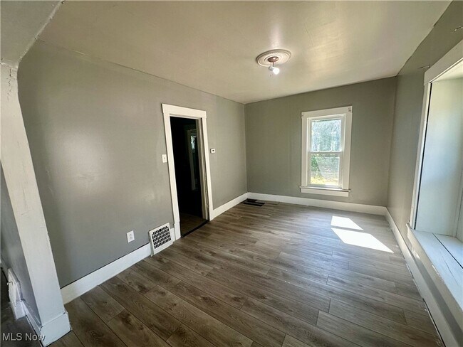 Primary Photo - 2302 9th St SW