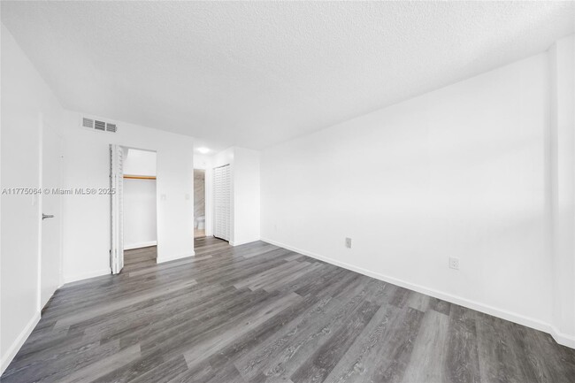 Building Photo - 16465 NE 22nd Ave