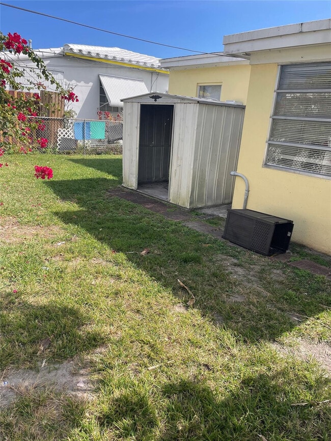 Building Photo - 1635 Moffett St