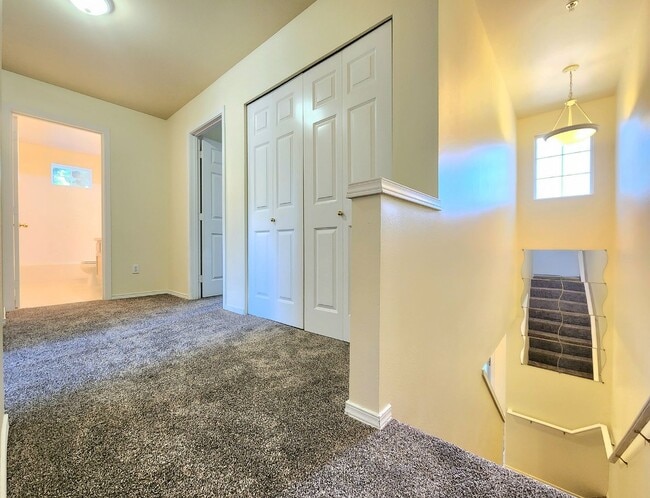 Building Photo - 3 Bedroom 2.5 Bath Townhome in Everett