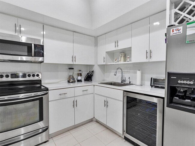 Building Photo - 5555 Collins Ave
