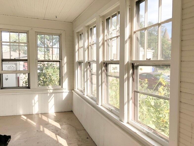 3 season porch - 919 1st Ave S