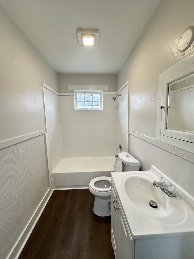 Building Photo - 1556 Burgin Ave