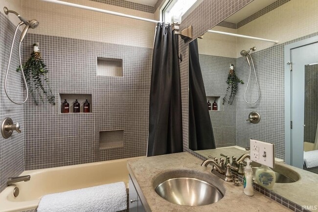 Building Photo - 612 N Kerry Dr