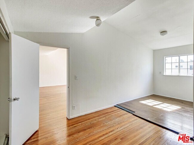 Building Photo - 4841 W 18th St