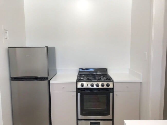 Building Photo - Renovated 1 bedroom. Great Los Alamos location, No Carpet!