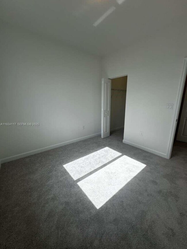 Building Photo - 632 SE 14th Ct