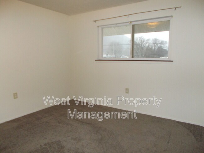 Building Photo - 130 Elm St