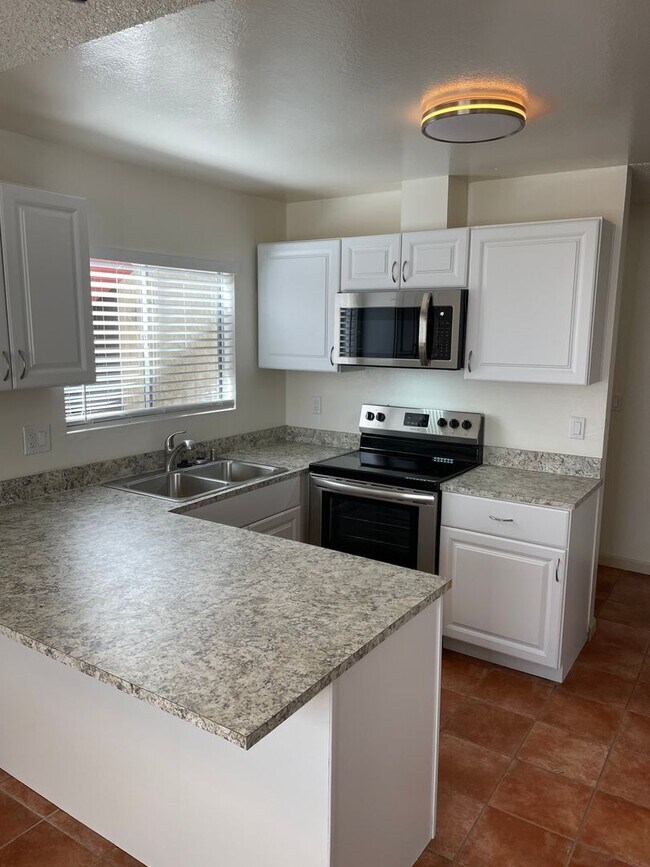 Building Photo - Bright and Charming 3 Bedroom 2 Bath Condo with Patio and A/C!