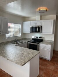 Building Photo - Bright and Charming 3 Bedroom 2 Bath Condo...