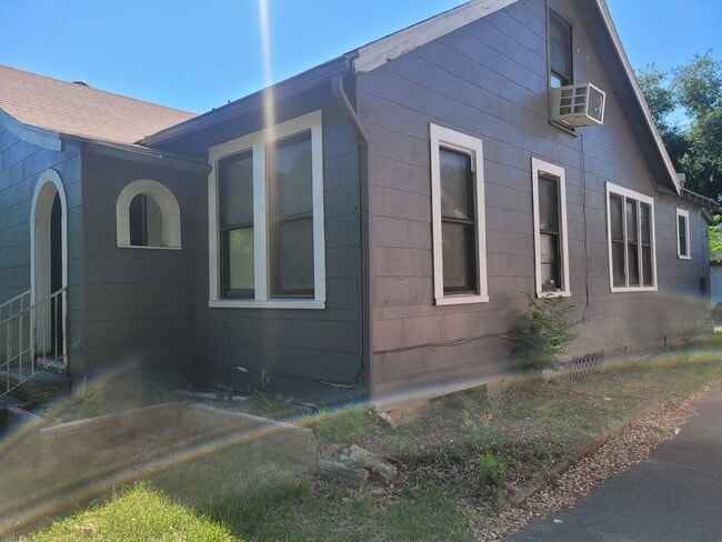 Building Photo - Great Home in Procter St!