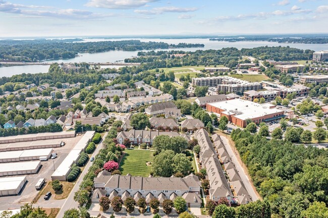 Building Photo - Davidson Townhouse