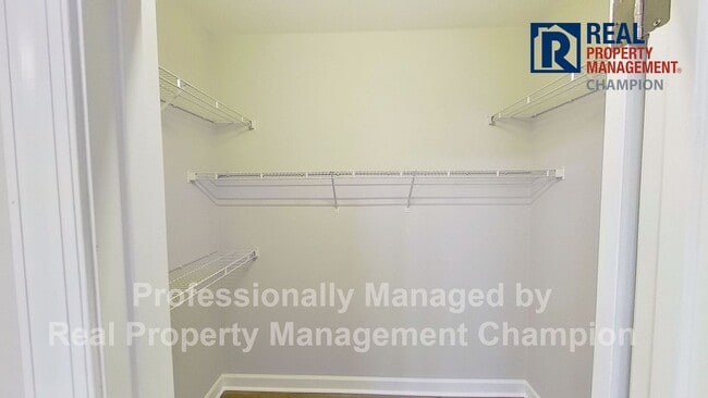 Building Photo - Fabulous End Unit Townhome with Three Master Bedrooms