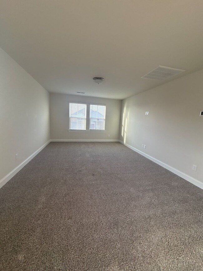 Building Photo - 3 Bedroom, 2.5 Bath and 2 Car Garage in Lebanon! $500 OFF FIRST MONTH’S RENT!