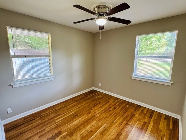 Building Photo - This Adorable 3 Bedroom is READY FOR MOVE IN!