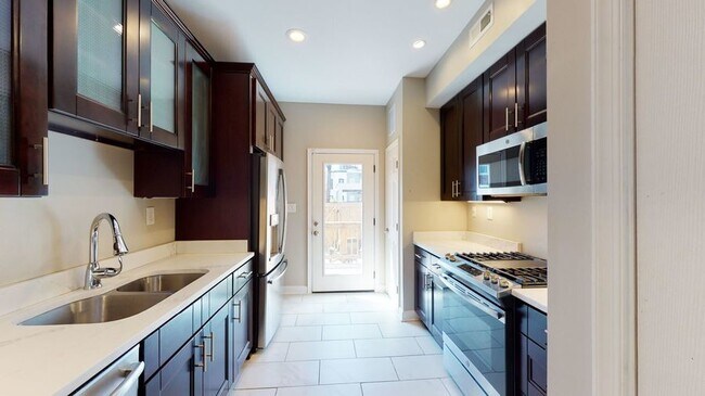 Building Photo - 1247 I St NE