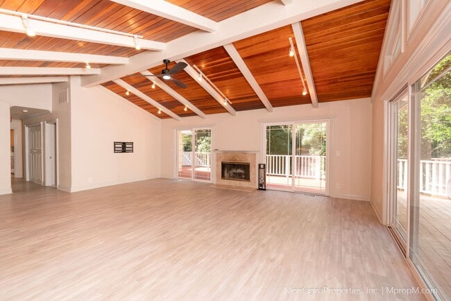 Building Photo - Updated and spacious 3 bedroom house on ov...