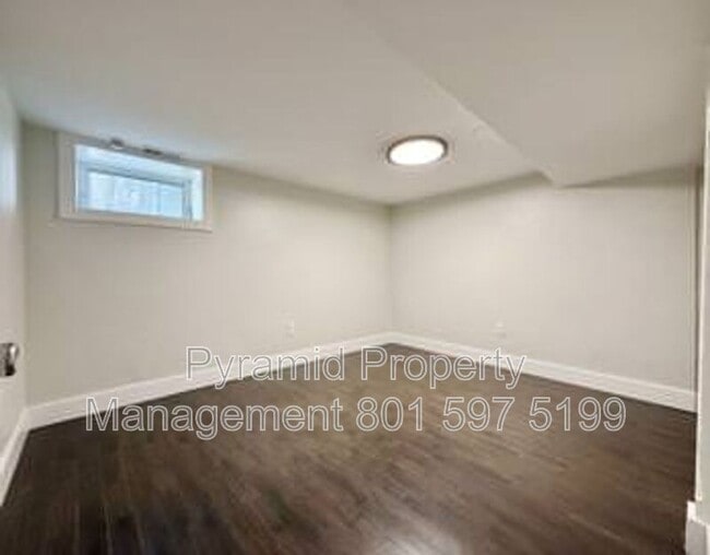 Building Photo - 652 E Roosevelt Ave