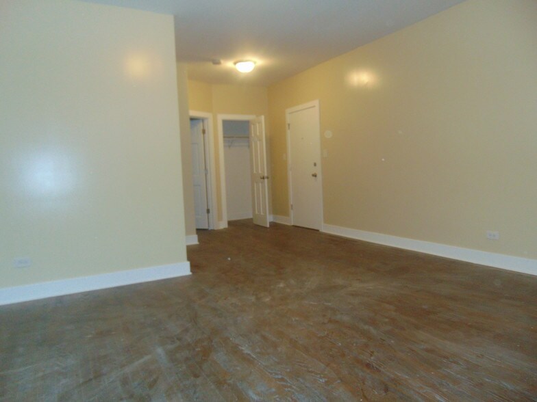 Building Photo - 7506 S Vernon Ave