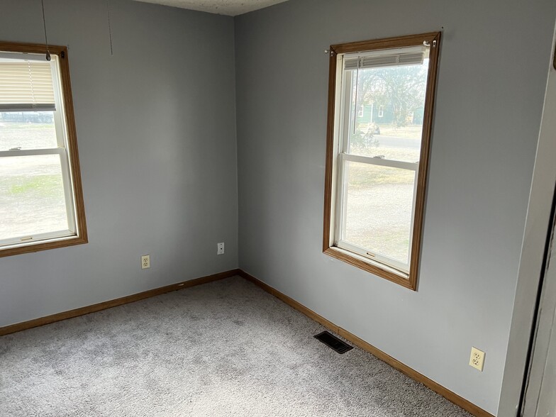 Front bedroom - 325 E Avenue C