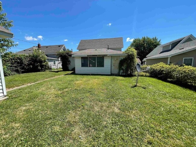 Building Photo - 4 bedroom 1.5  bath  home