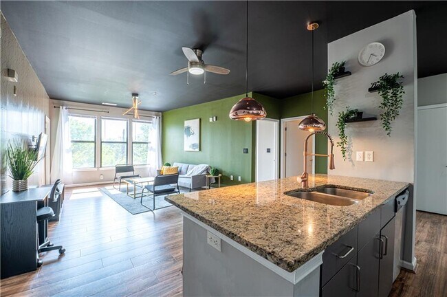 Building Photo - 898 Oak St SW