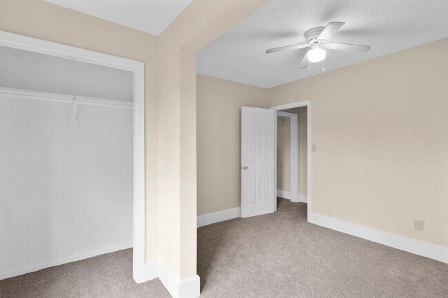 Building Photo - Spacious 5BR Home with Fenced Backyard in Norfolk