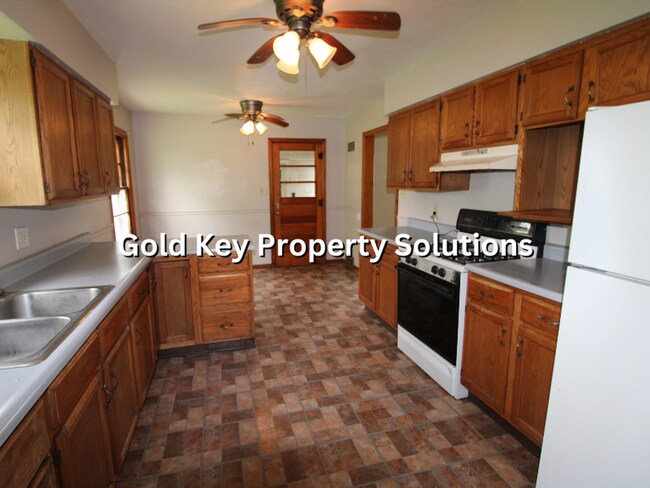 Building Photo - Large 3 BR 1 BA House with Garage and Central Air SECTION 8 APPROVED