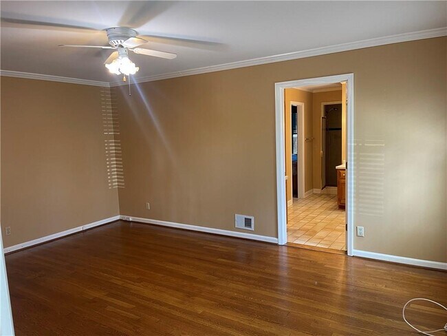 Building Photo - 119 Woodlawn Dr NE