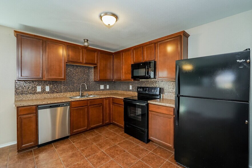 Building Photo - 2033 Club Oak Dr