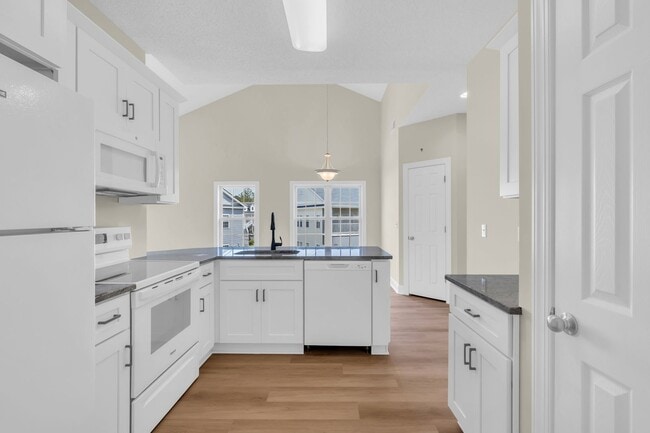 Building Photo - Beautifully renovated condo offering 3 Bed...