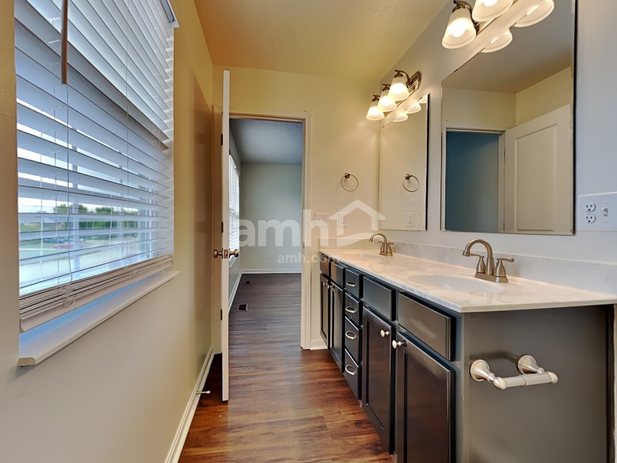 Building Photo - 3260 Blue Springs Dr