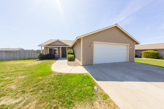 Building Photo - Open Floor Plan Home with Large Fenced Yard