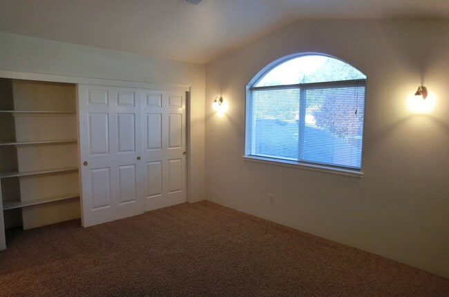 Building Photo - 2 BED 2 BATH TOWNHOME
