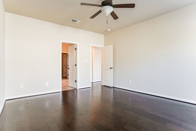 Building Photo - Bright, Spacious Living in an Inviting Home with Modern Finishes and Great Location