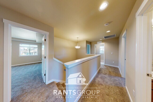 Building Photo - Beautiful Newer Home! Easy I5 access!