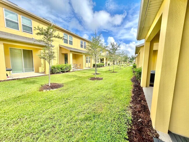 Building Photo - Upscale 3Beds/2.5Baths Townhouse living in...