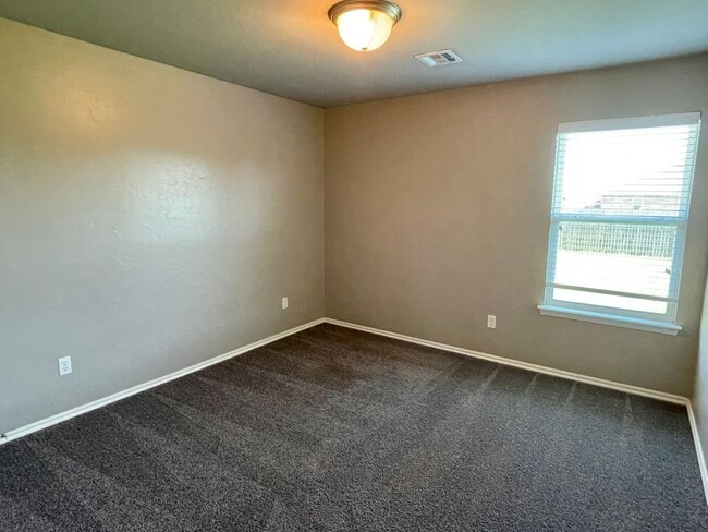 Building Photo - Great 4 Bedroom In Yukon Schools