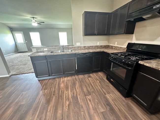 Building Photo - 3 bed 2 bath in Mustang- Move in Special!