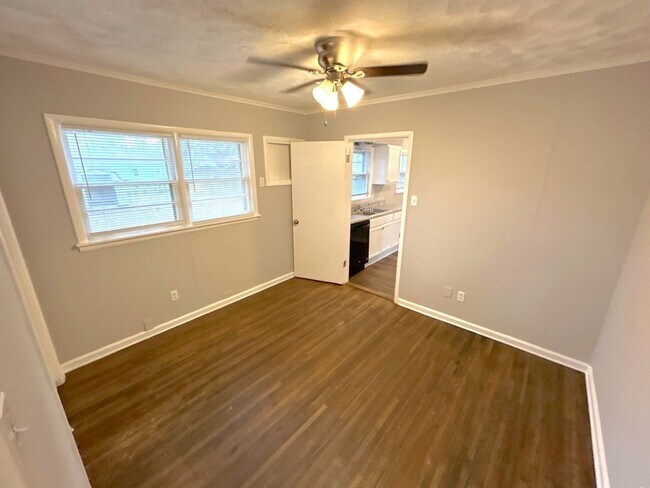 Building Photo - 3156 Clarendon Rd