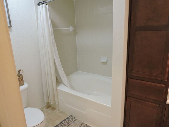 Building Photo - FURNISHED OR UNFURNISHED 3BR/2BA CONDO IN ...