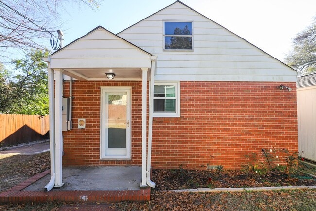 Building Photo - 1709 Oak Dr