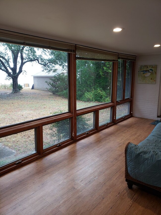 Building Photo - 3 Bedroom 2 Bath Home in Point Harbor Avai...