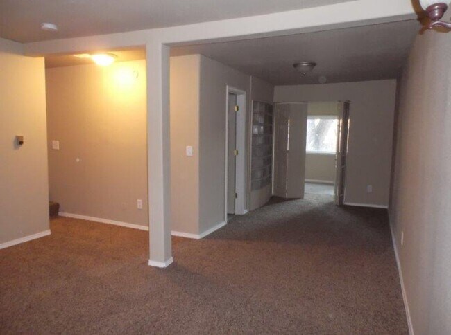Building Photo - Move in Special! Large Beautiful South Hil...