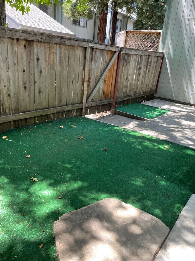 Building Photo - 3 bedroom 2.5 bath townhome Available now!