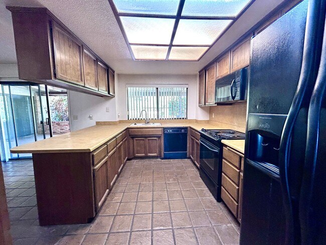 Building Photo - Three Bedroom Two Bathroom Home in Rescue