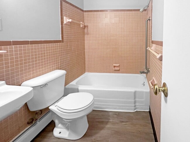 Building Photo - 2843 S Burdick St